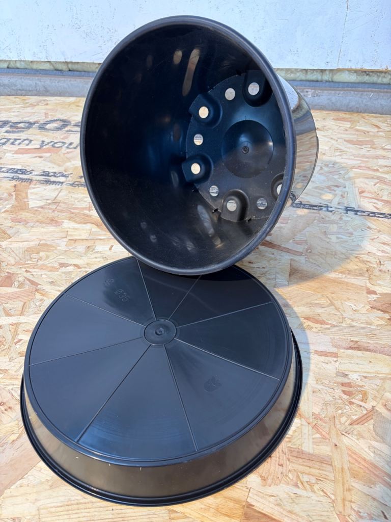 Plastic garden pots & saucers