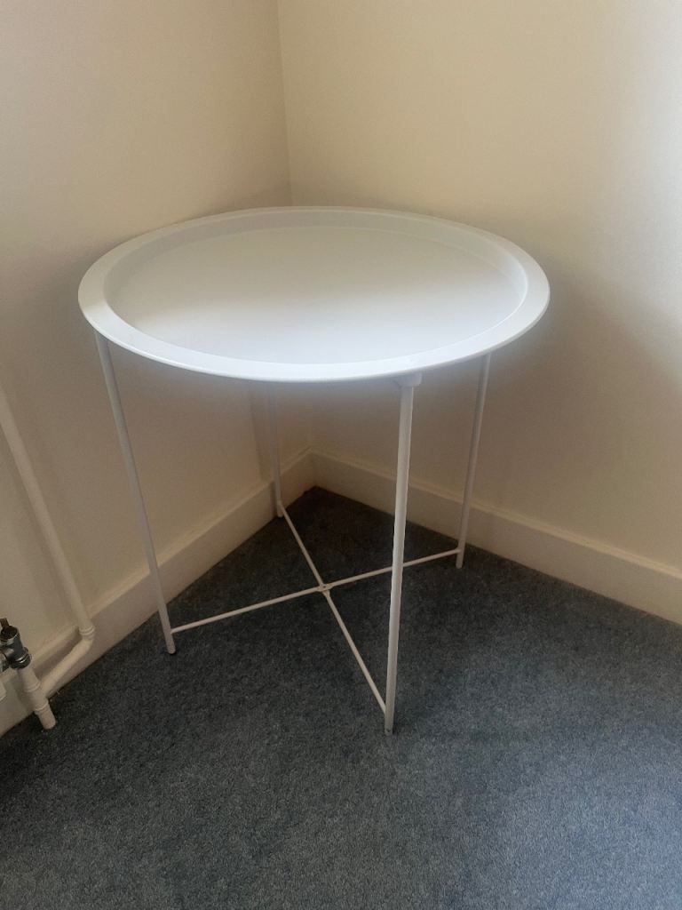 2 bedside tables 