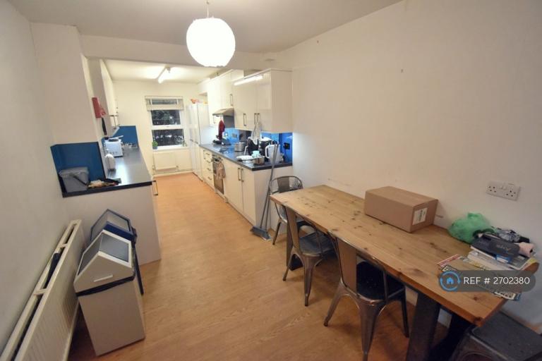 4 bedroom house in Hillside Court, Reading, RG1 (4 bed) (#2702380)