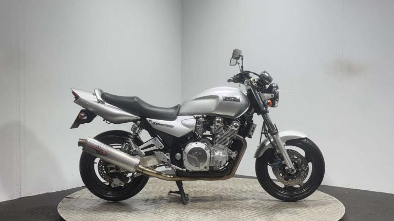 Yamaha XJR1300 2001 37K 1 OWNER NEW MOT SERVICED MUSCLE BIKE 1300CC
