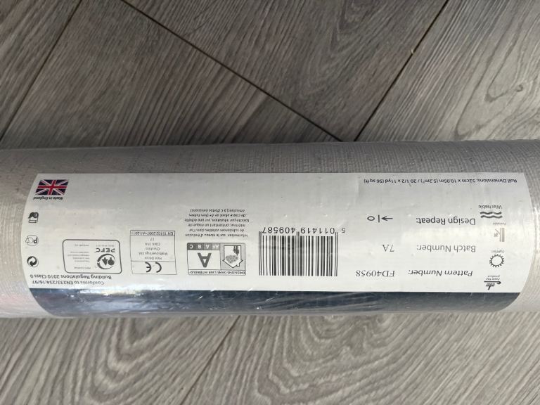 New Roll of Superfresco Easy Wallpaper – White Textured