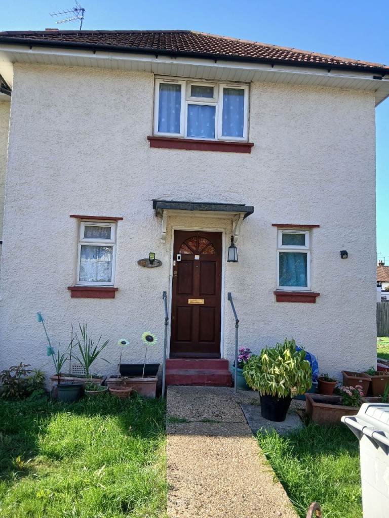 COUNCIL HOUSE SWAP ONLY, Large 3 bedroom in Neasden for 2 bed in Barnes, Richmond s