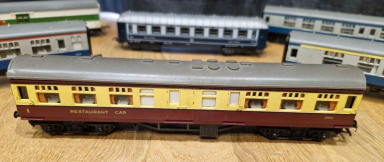 6 model railway carriages compatible with hornby train set
