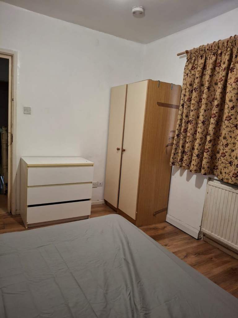 Double room to let  rent in central Swindon town home