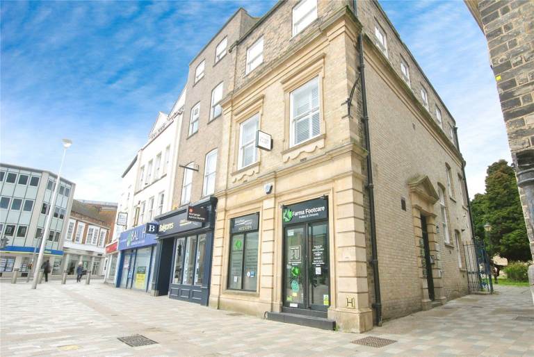 Newly renovated therapy room to rent.