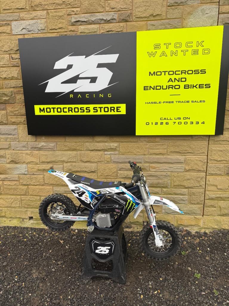 HUSQVARNA E3  2024 MODEL *17 HRS *.  25 RACING STORE