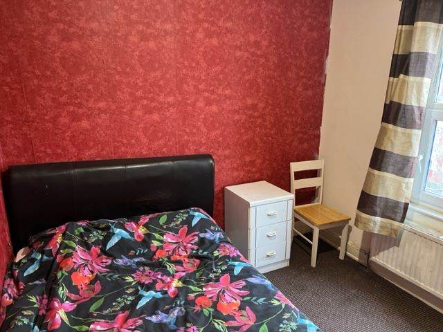 Cosy double room, close to center and University, good for couples. Starts from £135p/w