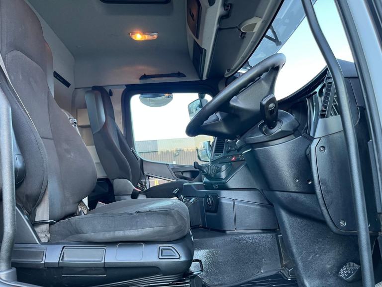 Mercedes-Benz Arocs 8x4 tipper grab only 167000 km