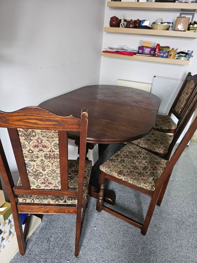 Table with 4 chairs 