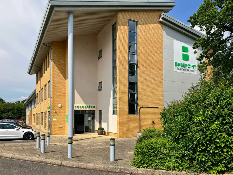 2 Desks Office Available for Rent in CRAWLEY RH117XX