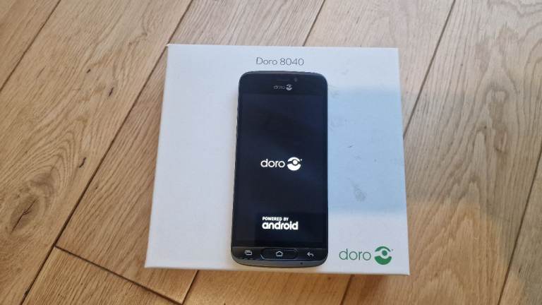 Doro 8040 Smartphone with Charging Dock and Box