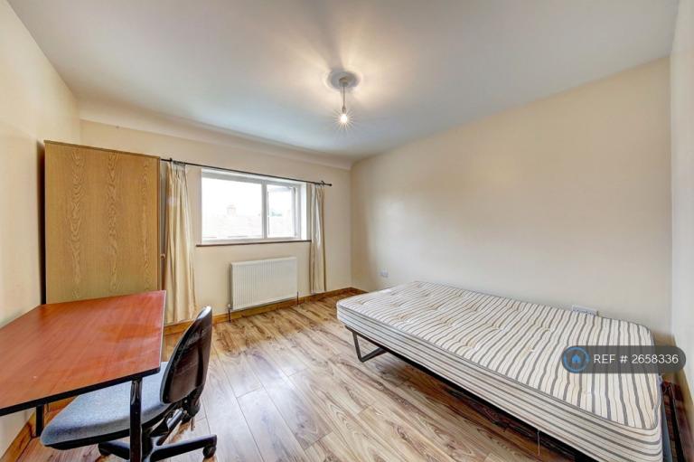 6 bedroom house in Addison Gardens, Surbiton, KT5 (6 bed) (#2658336)