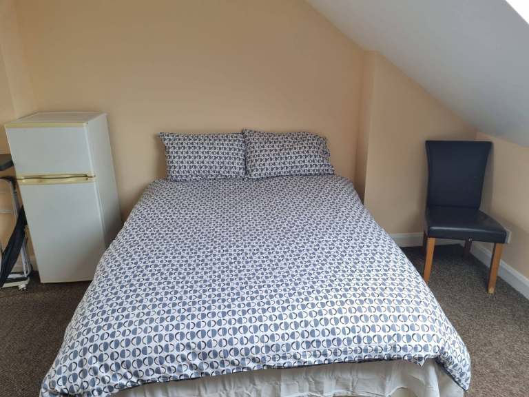 Spacious & Cosy Studio for Rent in a Shared House - CR0 2SH