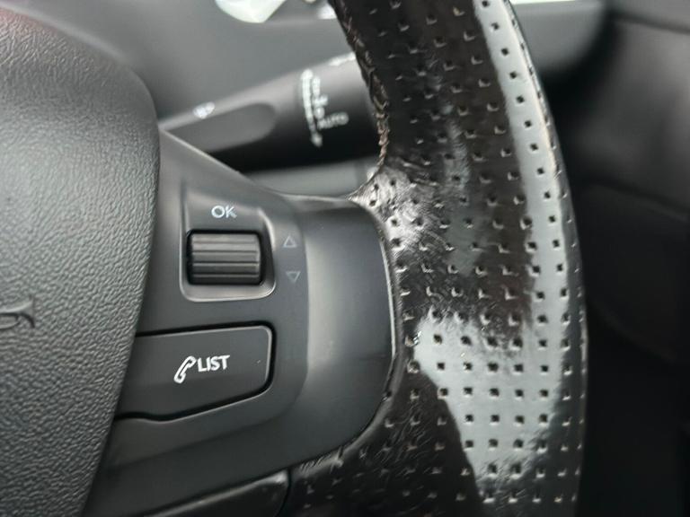 2013 Peugeot 208 1.2 VTi Intuitive Euro 5 3dr HATCHBACK Petrol Manual