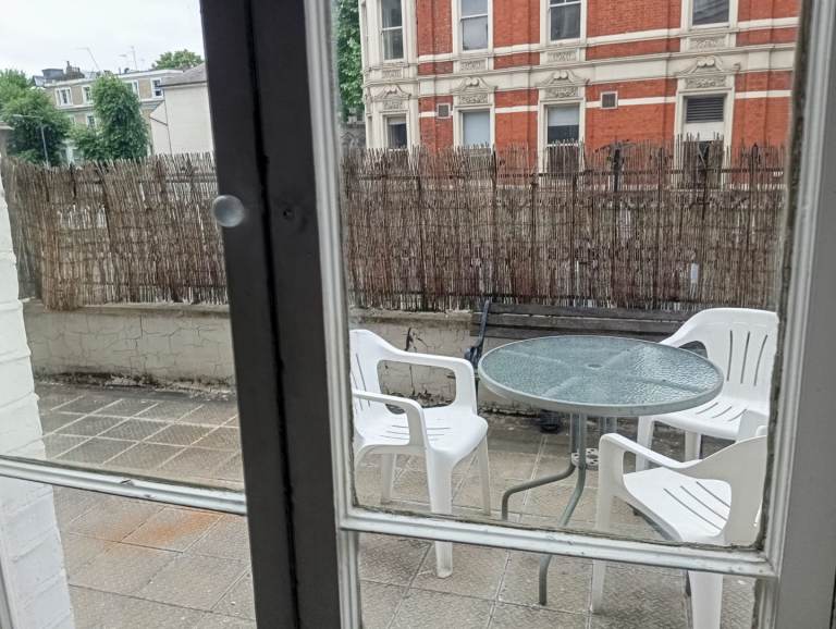 Room to rent, daily or weekly , large room, large private balcony,
