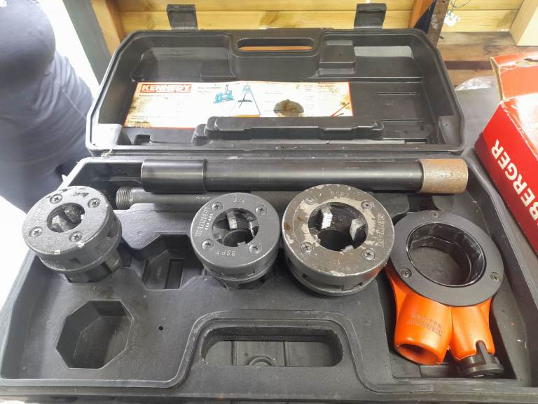 Pipe threader