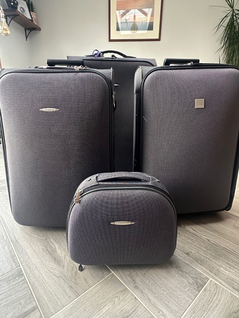 Set of three Tripp suitcases and vanity case *Very Good condition*