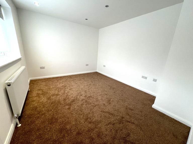 Out class spacious 5 bedrooms semi-detached house in Bakingside, Ilford --Company let allowed
