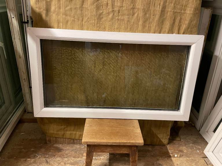 H 54 x W 99 cm - SMALL UPVC DOUBLE GLAZED WINDOW - OBSCURE GLASS - GOOD CONDITION (REF: SJ8H)