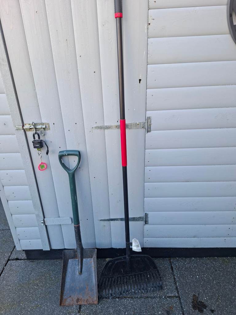Garden spade & leaf rake
