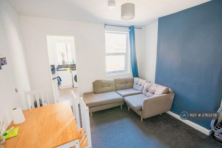 4 bedroom house in Queens Road, Beeston, Nottingham, NG9 (4 bed) (#2763376)