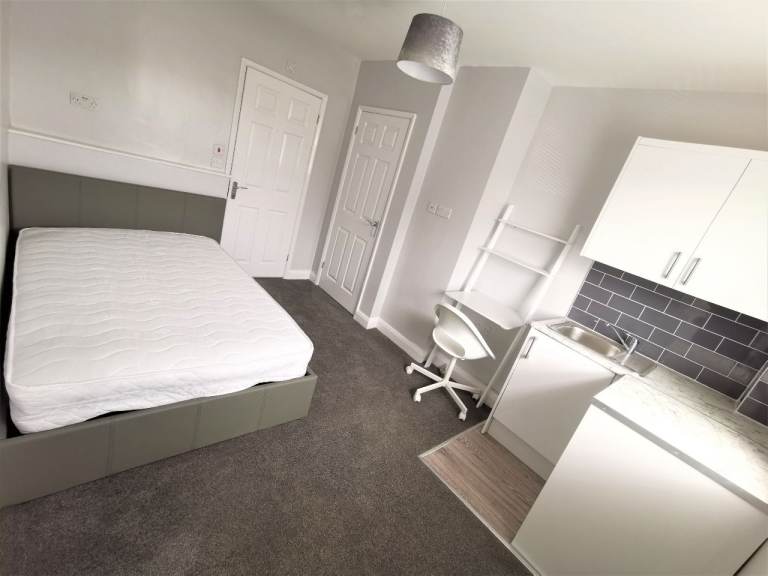 Available Now - Studio Room - En-Suite Bathroom - Includes Bills