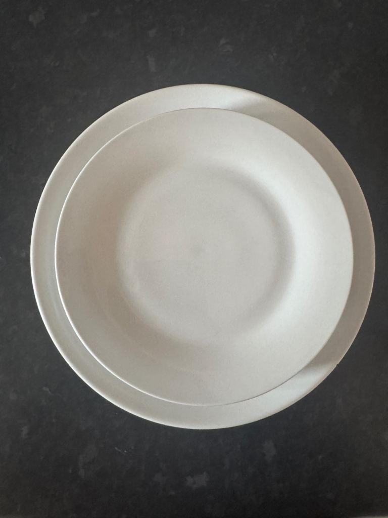 FREE - 2 dinner plates + 4 side plates