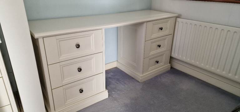 Solid wood dressing table