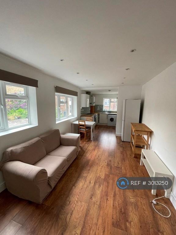 1 bedroom flat in Battersea Park Road, London, SW11 (1 bed) (#3013250)