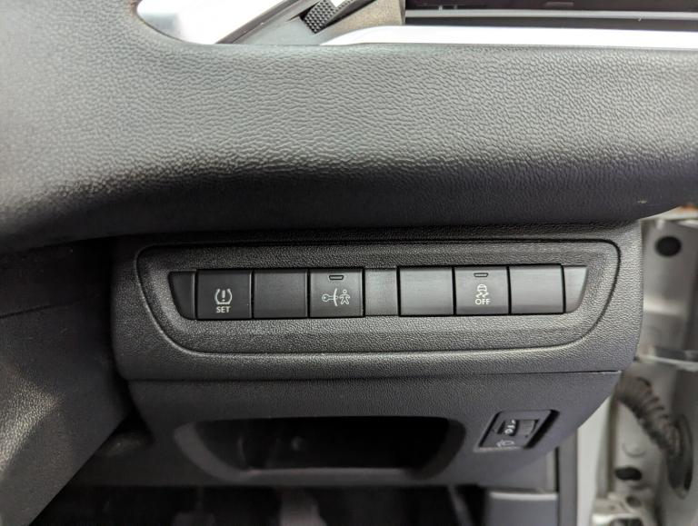 2015 Peugeot 208 1.2 VTi Active 5dr HATCHBACK Petrol Manual