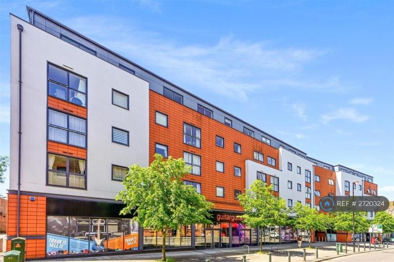 1 bedroom flat in Capitol Square, Epsom, KT17 (1 bed) (#2720324)