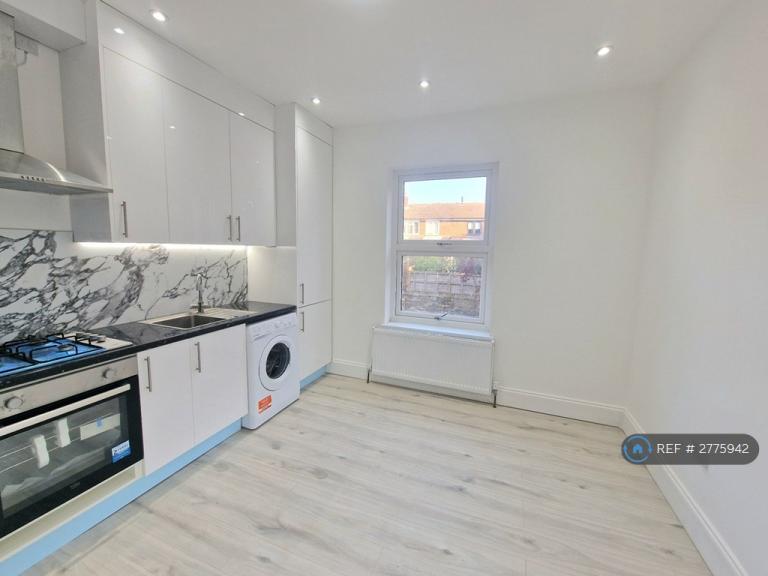 1 bedroom flat in Carshalton Road, Sutton, SM1 (1 bed) (#2775942)