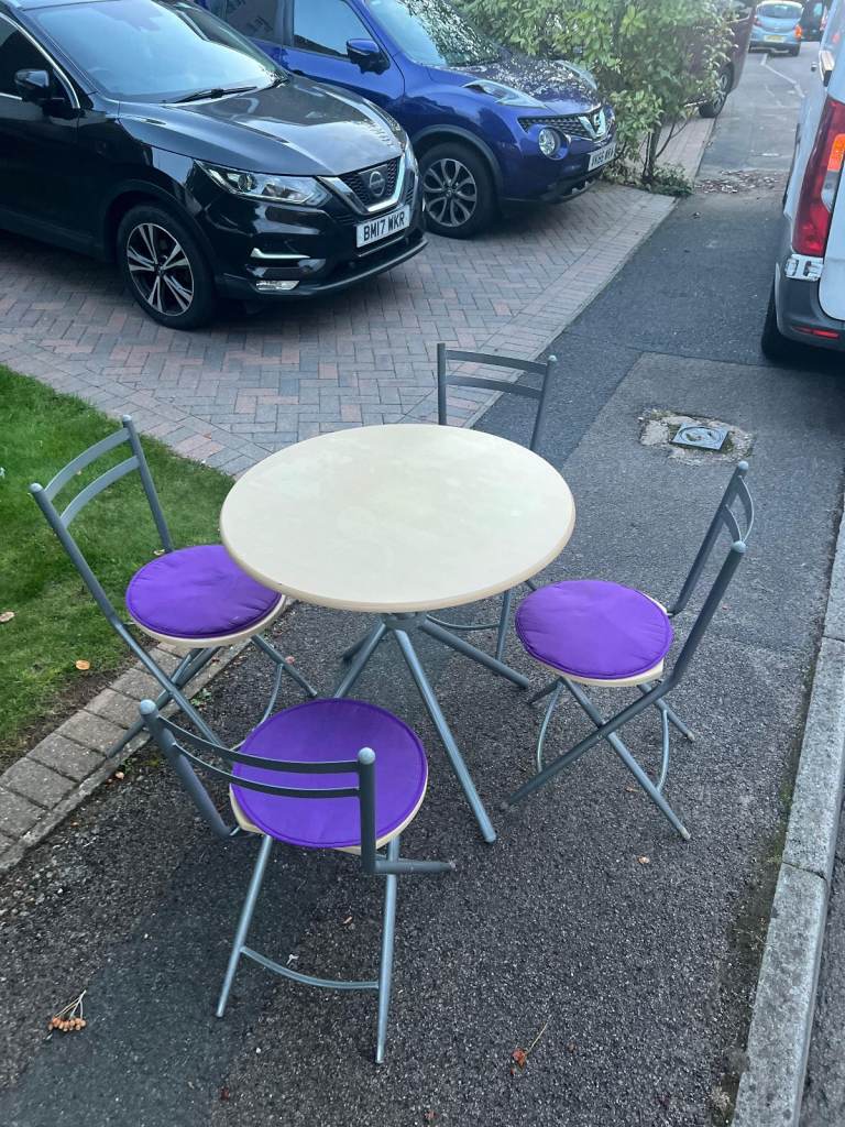 Dining table with 4x chairs £75