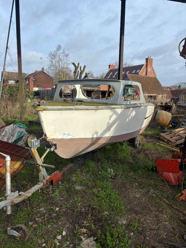 Leisure boat