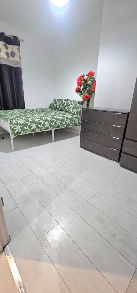 Rent 4 Double Rooms close to Wapping Station E1W