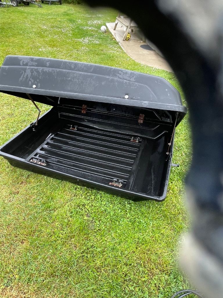 Roof box