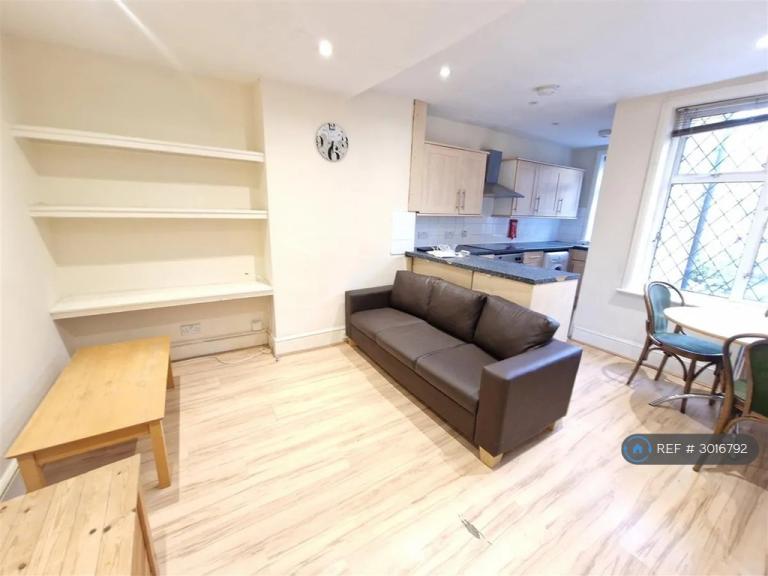 3 bedroom flat in Greyhound Hill, Hendon, NW4 (3 bed) (#3016792)