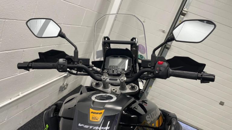 SUZUKI DL1050 TOUR ** FULL LUGGAGE - ENGINE BARS - 12 MONTHS MOT **