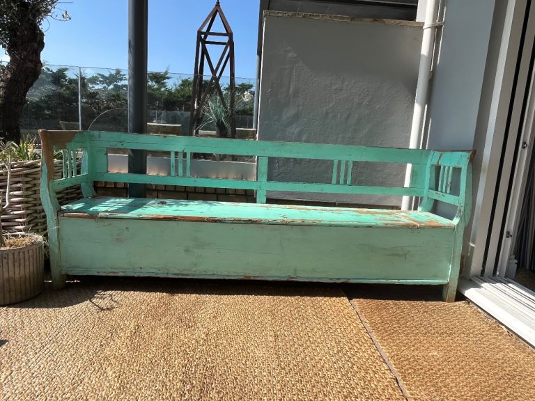 Absolutely stunning shabby chic bench/settle with storage