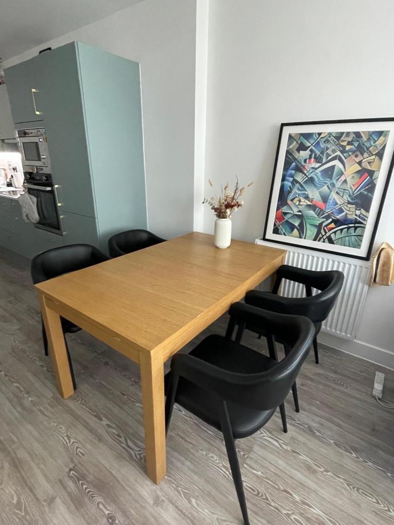Extendable dining table 