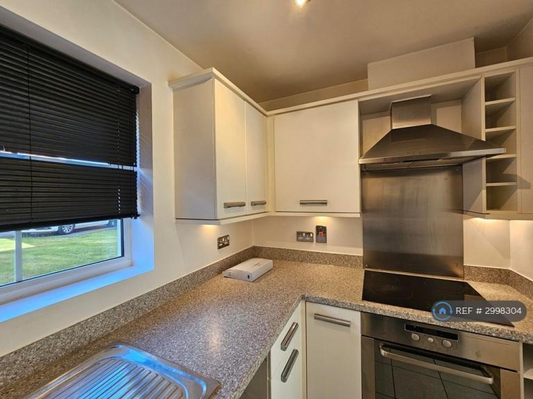 2 bedroom flat in Shinfield, Reading, RG2 (2 bed) (#2998304)