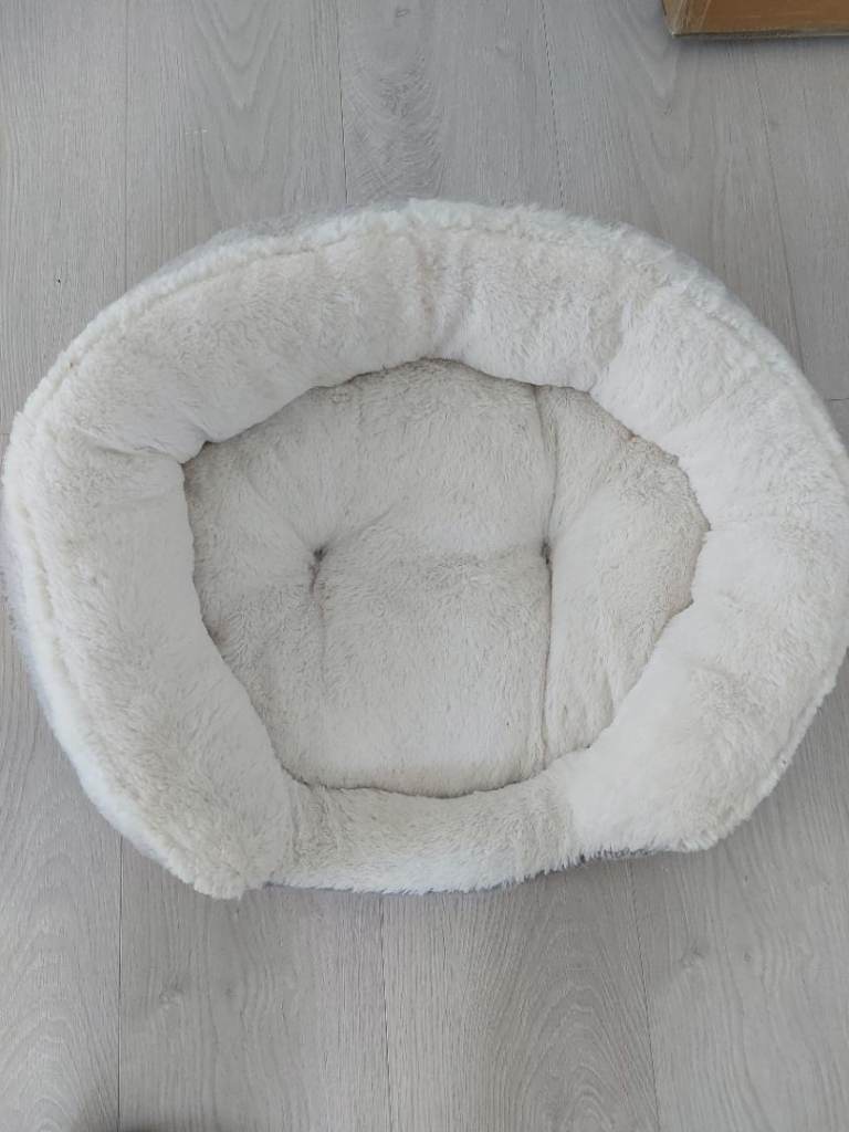 Cosy White Pet Bed – As Good As New £8