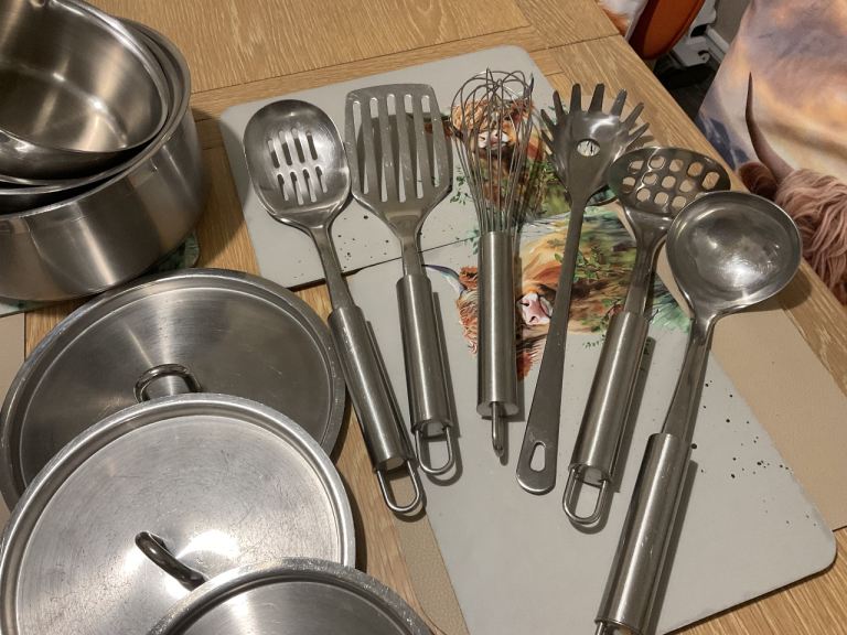 Saucepans and lids plus utensils