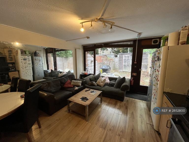 1 bedroom in Penrith Close, London, SW15 (#2852800)