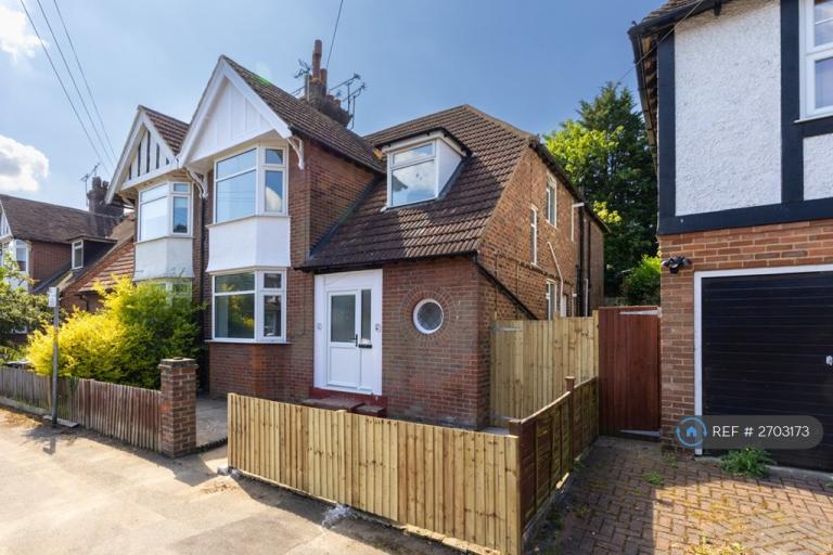 2 bedroom flat in Lower Queens Road, Ashford, TN24 (2 bed) (#2703173)