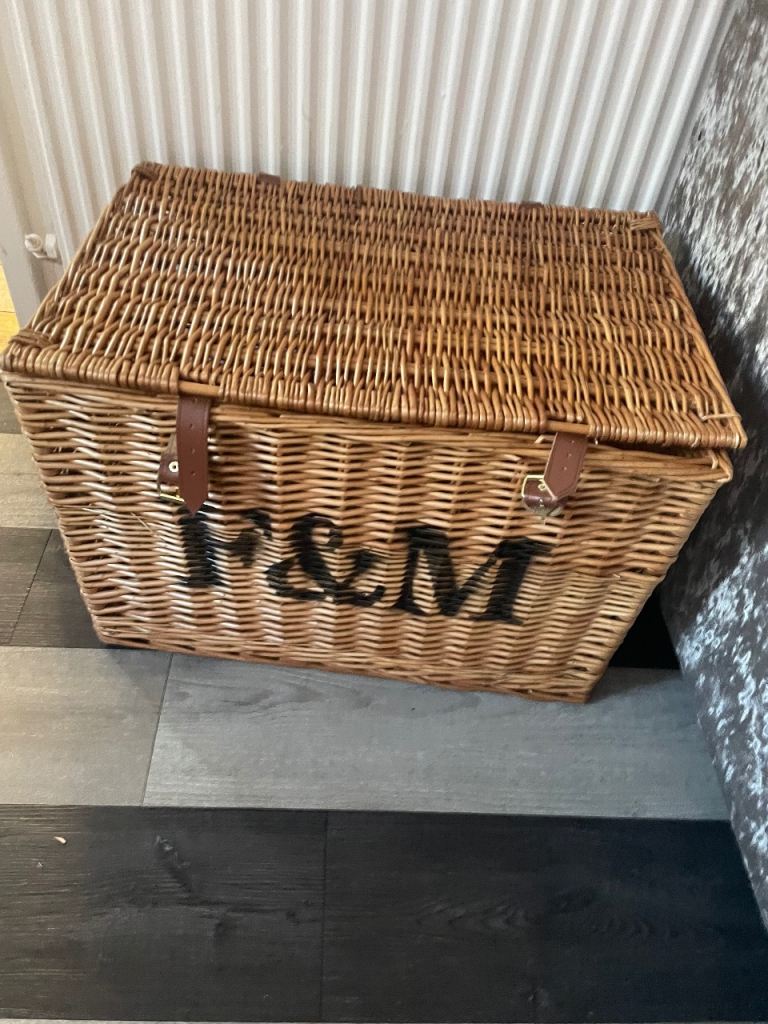 Large fam picnic basket 
