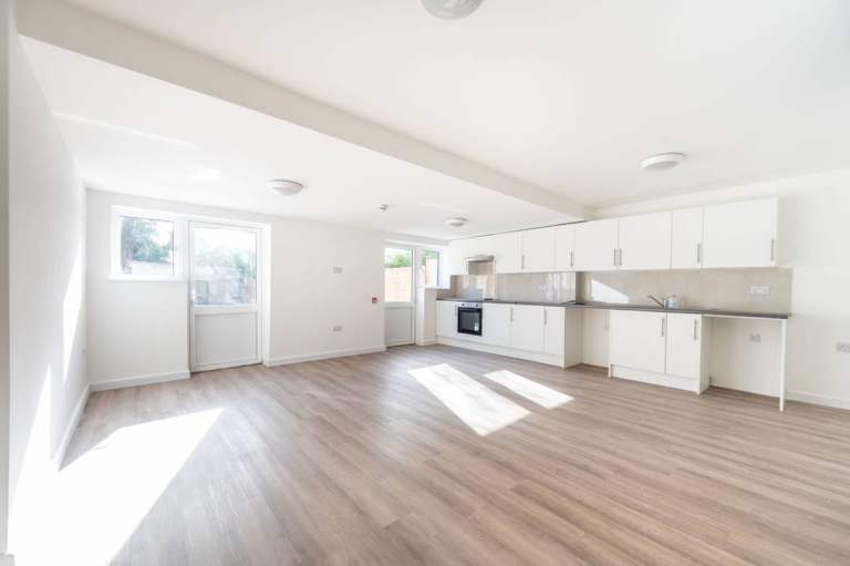 Spacious 6 Bed Family Home to Rent – Wembley HA9 – Garden & Parking