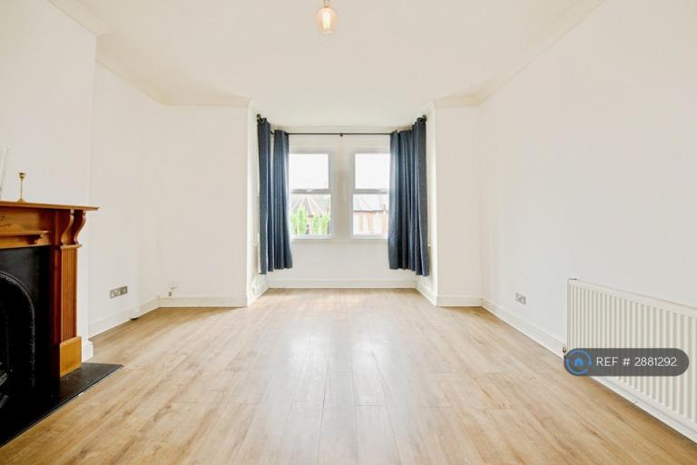 2 bedroom flat in Brownlow Road, Bounds Green, N11 (2 bed) (#2881292)