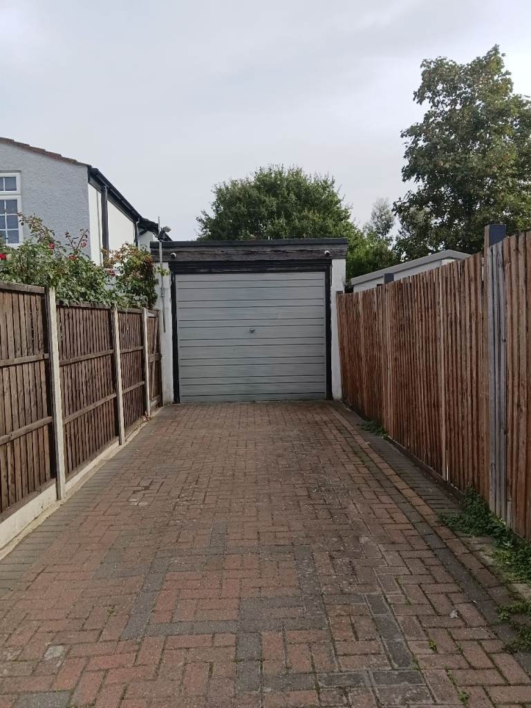Large secure garage+ drive for rent in br2 shortlands 
