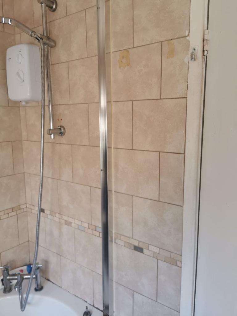 Curved Glass Shower Screen for Bathtub - Good Condition